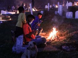 Filipinos encienden hogueras en un cementerio durante la conmemoración del Día de Todos los Santos en Sagada. EFE/D. Junior