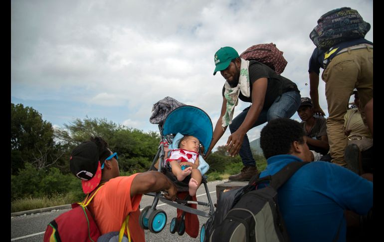 Niños de todas las edades viajan en la caravana migrante. EFE / L. Villalobos