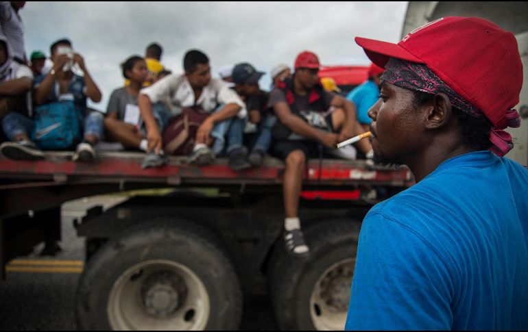 La noche de este martes, la caravana de migrantes centroamericanos acordó en asamblea cambiar la ruta de su éxodo rumbo a Veracruz. EFE/L. Villalobos