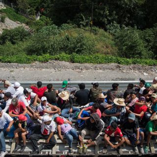 Migrantes se instalan en Huixtla, Chiapas, para descansar