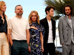 Yann González. El director (segundo de izquierda a derecha, de camisa blanca), durante la presentación de “La Daga en el Corazón” en Cannes. ESPECIAL