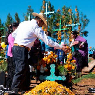 Celebramos Día de Muertos porque no olvidamos de dónde venimos: López Obrador