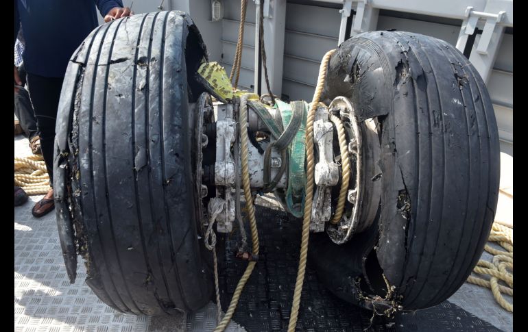 Las ruedas del avión siniestrado en Indonesia se recuperaron del mar, al norte de Karawang, mientras las autoridades analizan los datos de la caja negra que podrían explicar por qué se desplomó en el Mar de Java causando la muerte de 189 personas. AFP / A. Berry