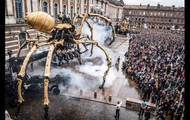 Un artefacto con la forma de araña gigante llega a la Place du Capitole como parte del festival de teatro callejero en la ciudad de Toulouse, Francia. AFP / E. Cabanis