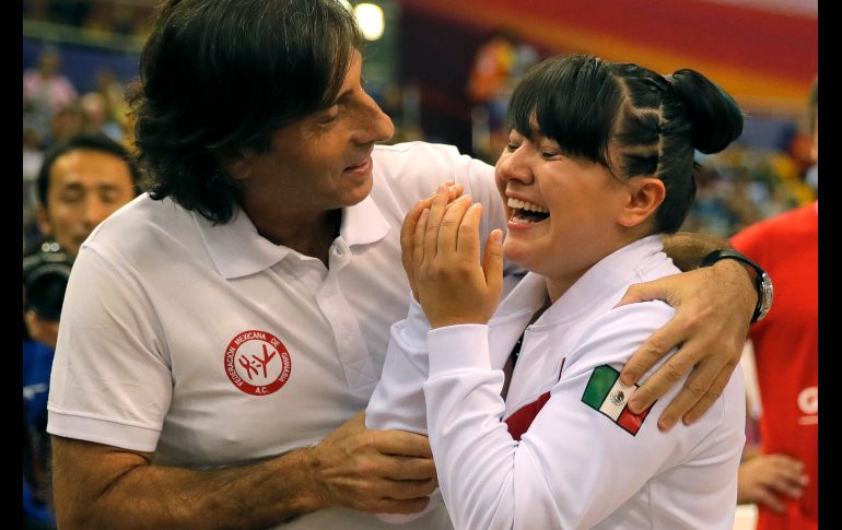 Alexa Moreno hizo historia al conseguir la primera medalla mundial para México en gimnasia, en la especialidad de salto, donde la estadounidense Simone Biles conquistó el oro, y la canadiense Shallon Olsen se quedó con la plata; Moreno logró el bronce. AP / V. Ghirda
