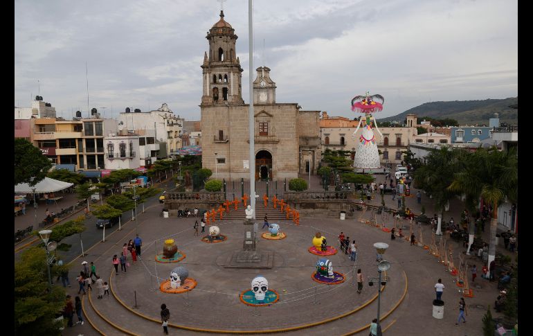 En la Plaza Principal de Zapotlanejo, Jalisco tienen lugar varias expresiones artísticas como parte de la celebración del Día de Muertos, entre ellas se observa la 