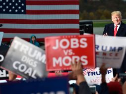 Trump declaró que lanzar piedras sería visto como una amenaza letal. AFP/N. Kamm