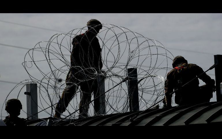 Fuerzas armadas de Estados Unidos comenzaron a instalar nuevos alambres cortantes en la zona cercana al puente fronterizo entre McAllen, Texas y Reynosa, Tamaulipas. AP / E. Gay