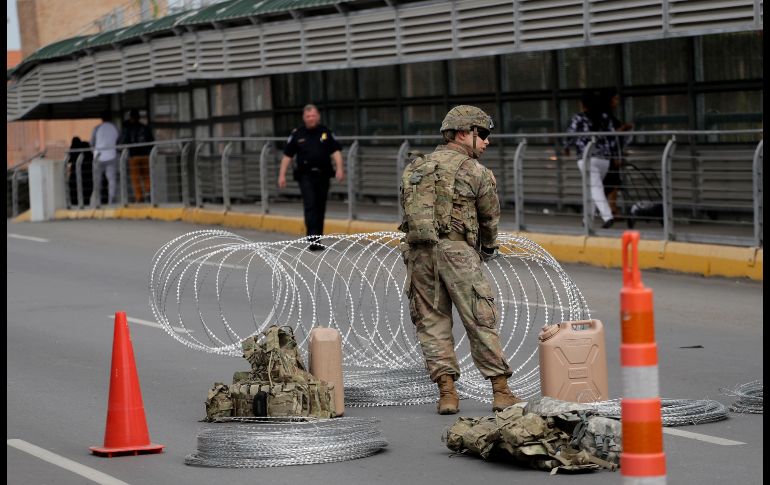 Fuerzas armadas de Estados Unidos comenzaron a instalar nuevos alambres cortantes en la zona cercana al puente fronterizo entre McAllen, Texas y Reynosa, Tamaulipas. AP / E. Gay