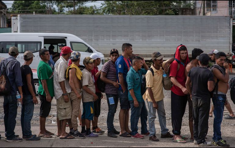 Miembros de la caravana migrante, hacen fila para recibir alimentos, a su llegada al estado de Veracruz. EFE/A. Hernández