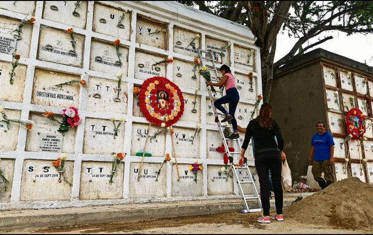 La familia de Juan José Morales visitó su cripta para dejarle flores en el Día de Muertos. EL INFORMADOR/R. Bobadilla