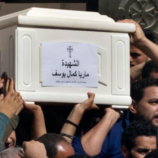 Cristianos egipcios realizan funerales tras atentado contra peregrinos