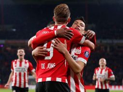 De Jong celebra con Lozano tras anotar el único tanto del partido. TWITTER/@PSV