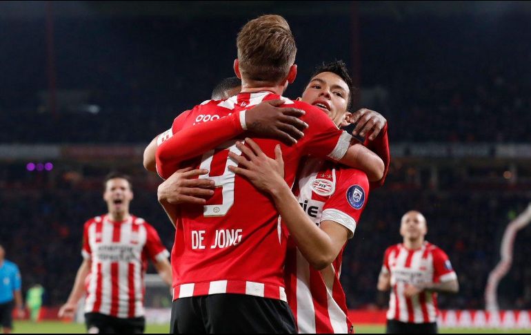 De Jong celebra con Lozano tras anotar el único tanto del partido. TWITTER/@PSV