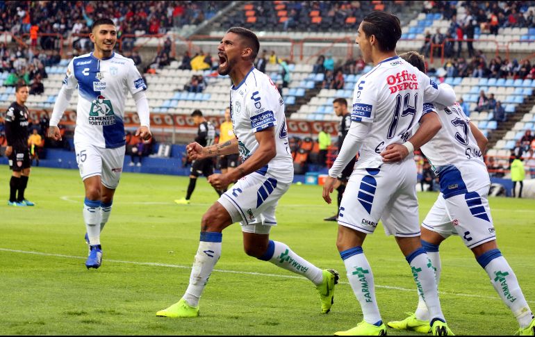 El jugador Franco Jara (c) de Pachuca celebra la anotación de un gol, durante el encuentro. EFE/D. Martínez