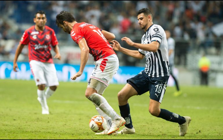 Guillermo Madrigal (d) de Rayados de Monterrey disputa el balón con Rodrigo Noya (i) de Tiburones Rojos de Veracruz. EFE/M. Sierra