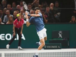 Novak Djokovic regresa una bola a Roger Federer durante su encuentro de Semifinales, en el cual el serbio se impuso para acceder a la Final. AFP