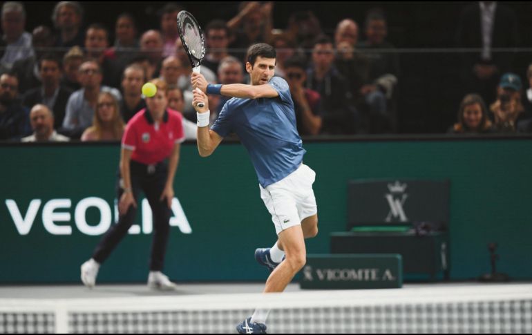 Novak Djokovic regresa una bola a Roger Federer durante su encuentro de Semifinales, en el cual el serbio se impuso para acceder a la Final. AFP