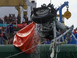 Equipo de rescate indonesio saca del mar un par de neumáticos del avión de Lion Air. AFP / A. Ipank