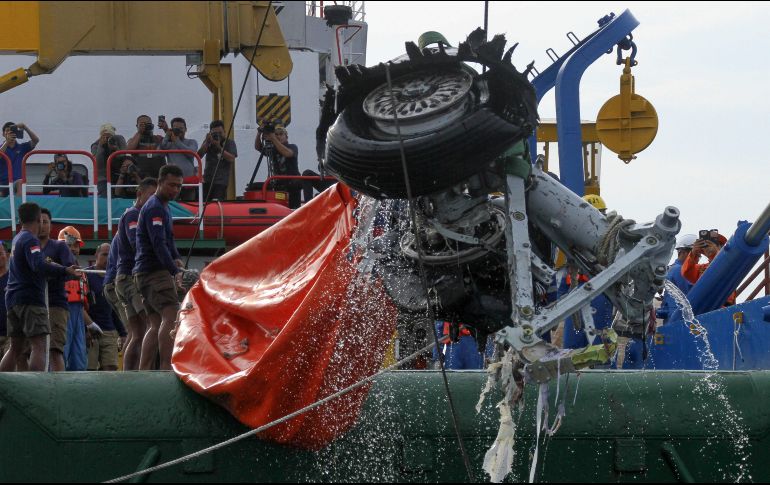 Equipo de rescate indonesio saca del mar un par de neumáticos del avión de Lion Air. AFP / A. Ipank