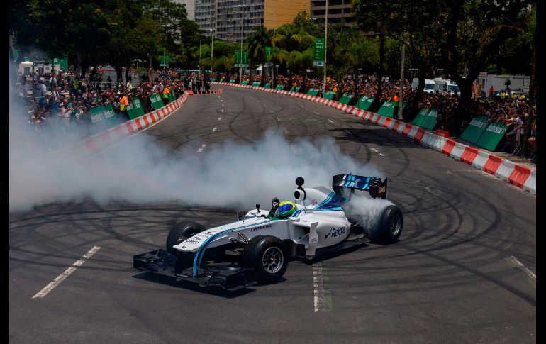 Felipe Massa, ex piloto de Fórmula 1, conduce un vehículo de Williams en un evento en la playa Botafogo de Río de Janeiro. AFP/M. Pimentel