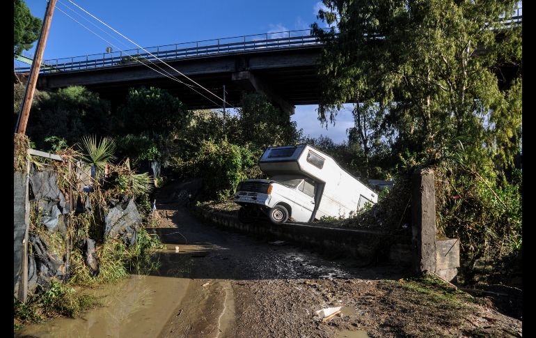 Una casa rodante se ve junto a un camino inundado, cerca de una casa donde fallecieron nueve personas debido al desbordamiento de un río en Casteldaccia, Italia. AFP/A. Fucarini
