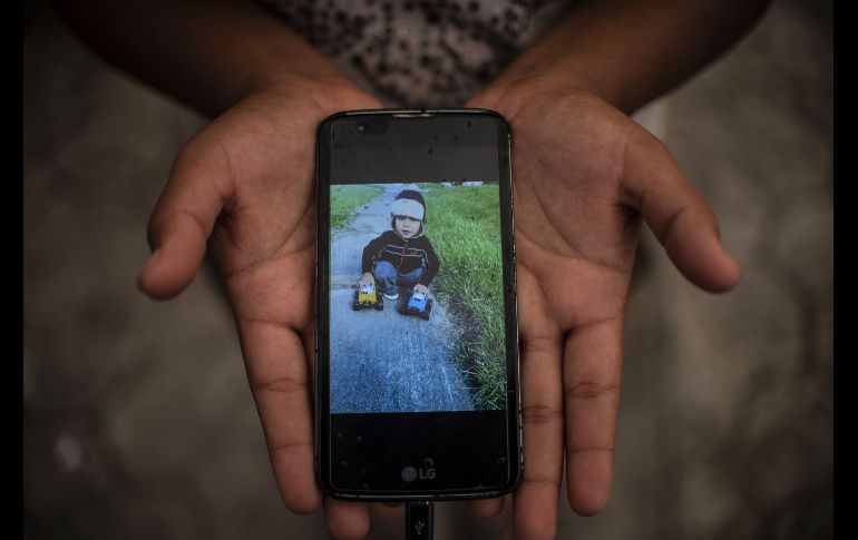 La foto de su hijo es lo más valioso para Lesly Portillo, de Honduras. AFP/P. Pardo