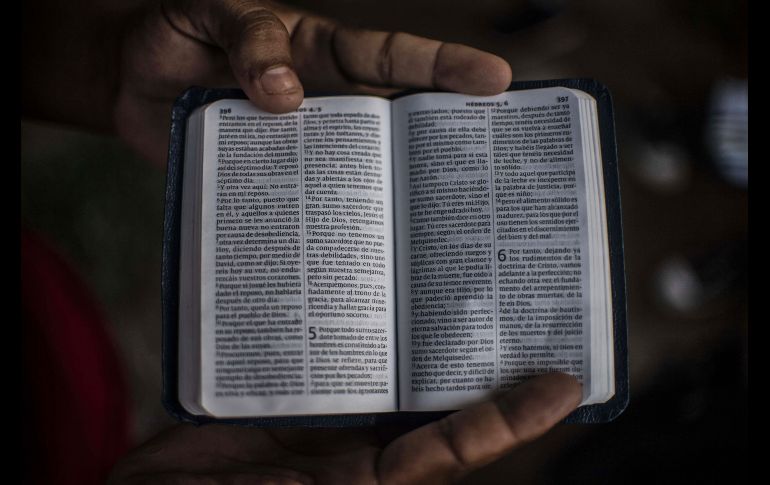 Una Biblia es el tesoro del hondureño Jorge Pérez. AFP/P. Pardo