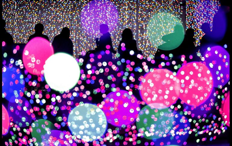Los visitantes ven un espectáculo de iluminación en un parque de atracciones en Tokio, Japón. Se utilizan seis millones de bombillas para la iluminación de esta temporada, desde mediados de octubre y durante cuatro meses, para atraer visitantes EFE/K. Mayama