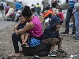 Miembros de la caravana migrante siguen su camino desde Ciudad Isla, en el estado de Veracruz, rumbo al estado de Puebla. EFE / A. Hernández