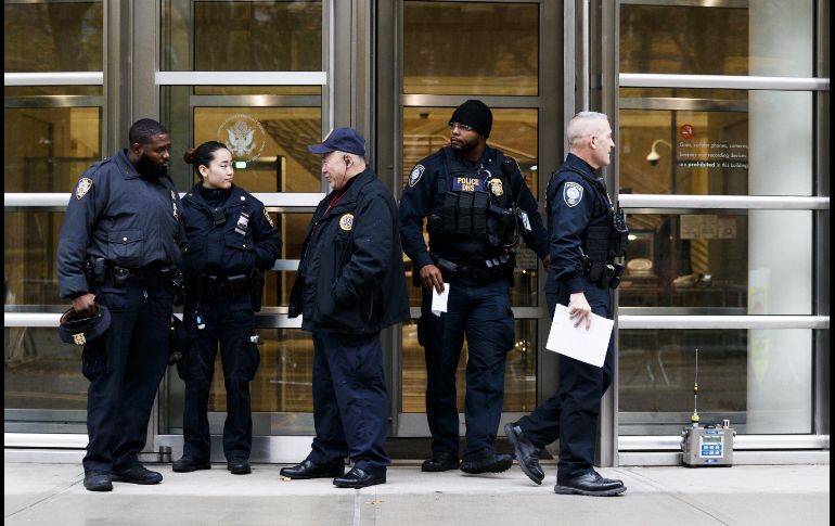 Varios policías montan guardia en el exterior de una corte federal de Nueva York en Brooklyn como parte de las acciones de seguridad. EFE / J. Lane