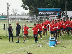 Mientras el equipo entrenaba, José Saturnino Cardozo aprovechó para dialogar con Eduardo López (izquierda), uno de los que más ha quedado a deber en este Apertura 2018. EL INFORMADOR / A. Camacho