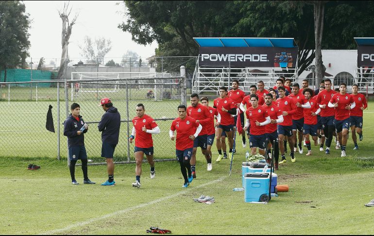 Mientras el equipo entrenaba, José Saturnino Cardozo aprovechó para dialogar con Eduardo López (izquierda), uno de los que más ha quedado a deber en este Apertura 2018. EL INFORMADOR / A. Camacho