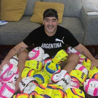 Maradona realiza subasta para damnificados de Sinaloa