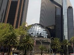 En el mercado accionario local se opera con un volumen de 1.6 millones de títulos, por un importe económico de 38.6 millones de pesos. AFP / ARCHIVO