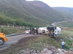Debido al accidente se mantiene cerrado el tramo Uruapán-Lázaro Cárdenas, a la altura del kilómetro 225. TWITTER / @pcmichoacan