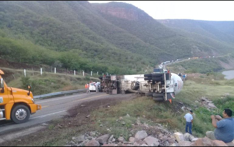 Debido al accidente se mantiene cerrado el tramo Uruapán-Lázaro Cárdenas, a la altura del kilómetro 225. TWITTER / @pcmichoacan