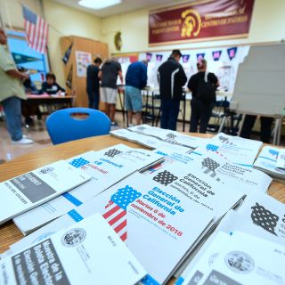 Hillary Clinton urge a votar contra "radicalismo y corrupción" de Trump