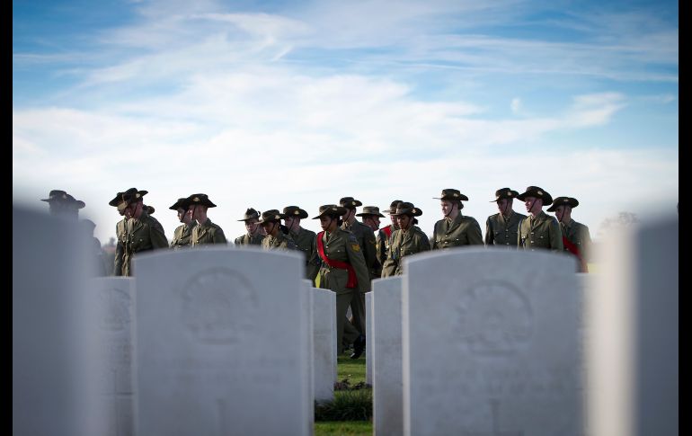 Soldados australianos asisten a una ceremonia en un cementerio en Zonnebeke, Bélgica, para volver a enterrar a dos militares australianos de la Primera Guerra Mundial sin identificar. Sus restos fueron hallados durante trabajos de construcción en Bélgica en 2016. AP/V. Mayo