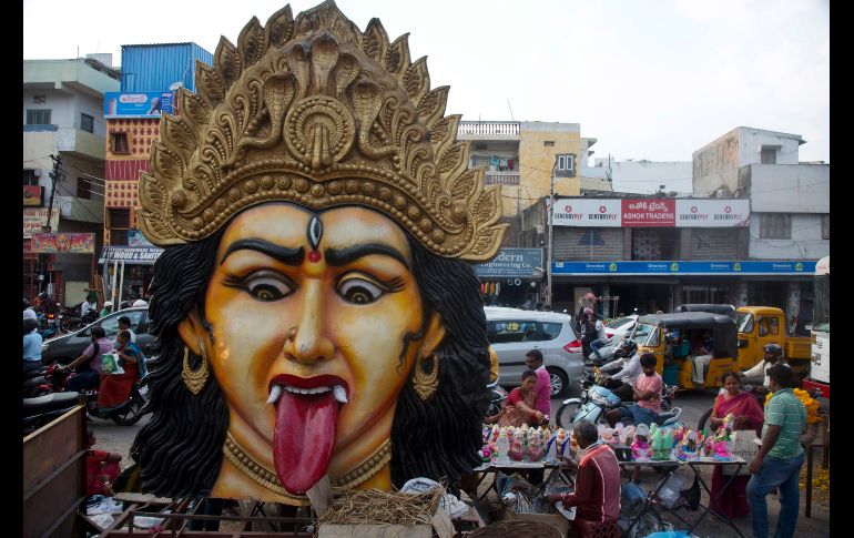 Ídolos de la diosa hindú Lakshmi se venden en un mercado callejero en Hyderabad, India, previo al festival 