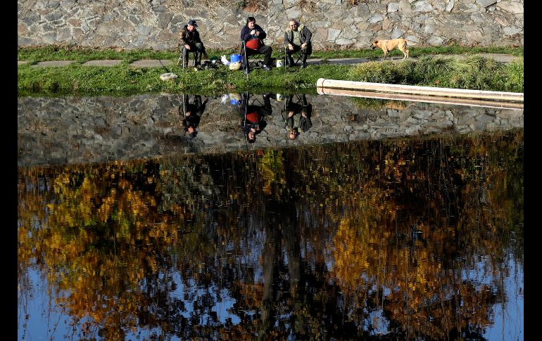 Pescadores se sientan junto al río Mze en Pilsen, República Checa. AP/P. D. Josek