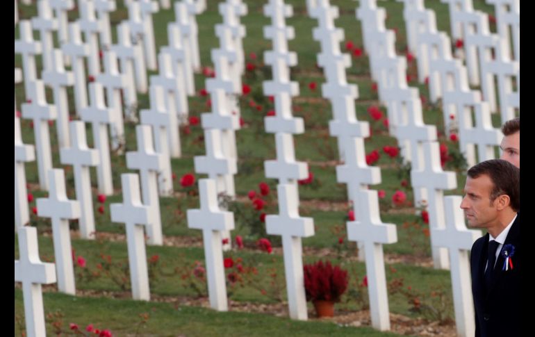 El presidente francés, Emmanuel Macron, participa en una ceremonia en el cementerio del Memorial de la batalla de Verdún en Francia, con motivo de las celebraciones del centenario de la firma del armisticio que puso fin a la Primera Guerra Mundial. EFE/L. Marin