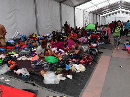 Migrantes provenientes de distintos países de Centroamérica permanecen en las instalaciones del Estadio Jesús Martínez 