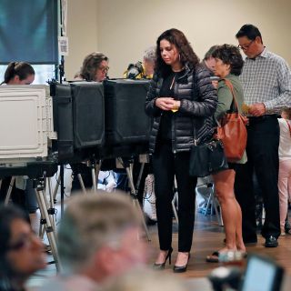 Reportan largas filas y fallas en máquinas durante comicios en EU