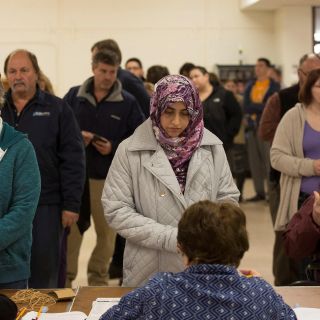 Demócratas aventajan a republicanos en primeros conteos