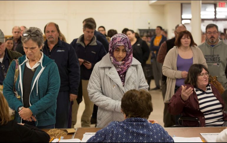 Ciudadanos hacen fila para votar en Epping, New Hampshire. EFE/K. Taylor