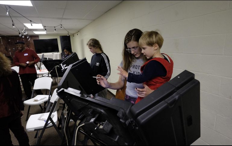 Un niño observa a su madre mientras ésta vota en las elecciones legislativas, en un colegio electoral habilitado en la iglesia Memorial Lutheran Church, en Nashville. EFE/R. Musacchio