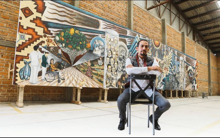El artista posa frente a su obra, ubicada en el  vestíbulo de la Torre de Especialidades del Centro Médico Nacional de Occidente. EL INFORMADOR / G. Gallo