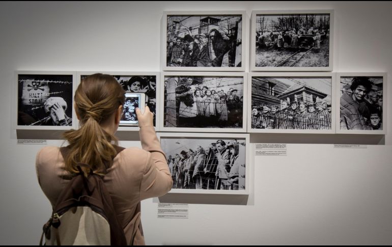 Turista en el Museo Judío de Moscú mira fotografías sobre la liberación de Auschwitz. Entre 1933 y 1945, Canadá sólo admitió a cinco mil refugiados judíos. AP/Archivo