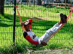Migrante descansa en el refugio instalado en Ciudad Deportiva Magdalena Mixhuca. AFP/A. Estrella